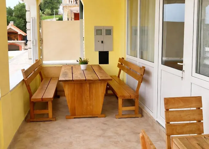 Seafront Island Paradise - Emily 3